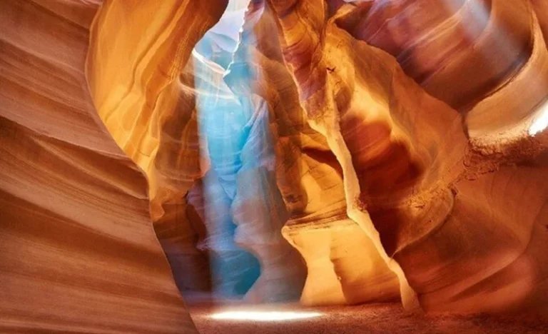 Upper Antelope Canyon with Shuttle & Navajo Guide Tour Ticket