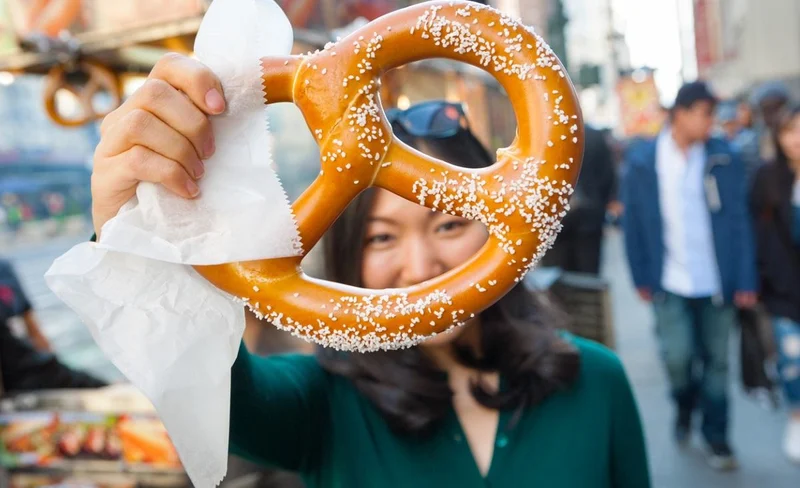 Eat 4 New York Foods & See 30 Sights Walking Tour