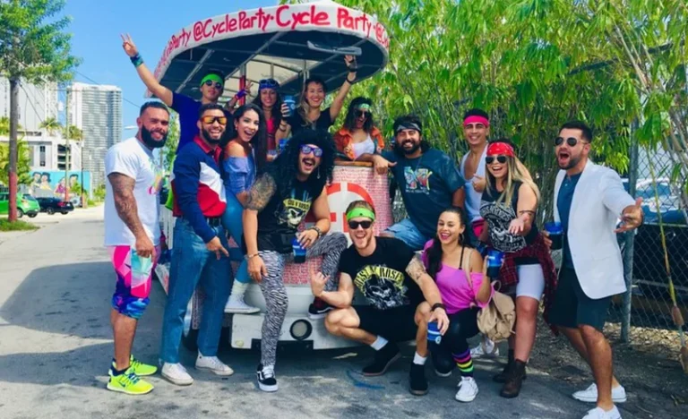 Wynwood Happy Hour Bar Crawl Experience in Miami