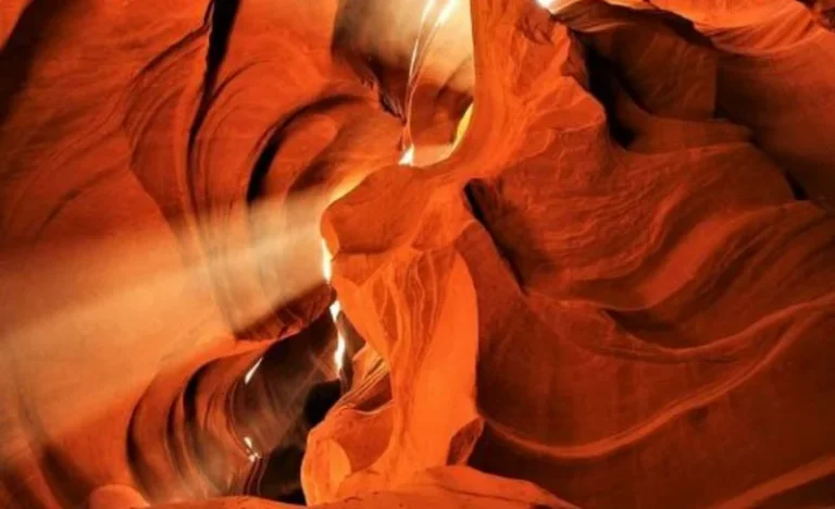 Upper Antelope Canyon TSE Walking Tour with Local Tour Guide