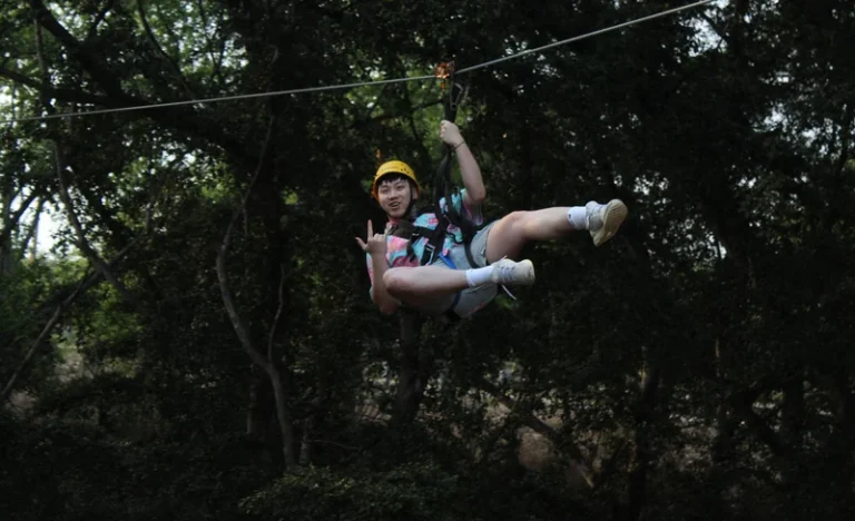 Coral Crater 6-Zipline Tour in O