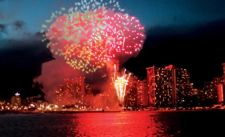 Sunset Fireworks Sightseeing Cruise in Waikiki
