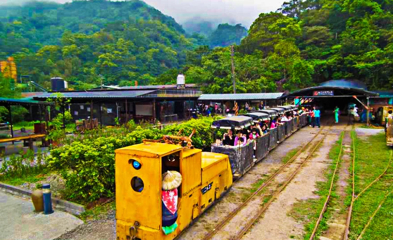 Taipei: Double-decker Dining Truck x Dadaocheng Nostalgic Dining Truck - Taiwanese Cuisine Lunch·Dinner Set