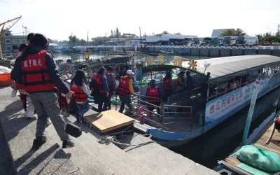 Tainan Boat Tour and Oyster Barbeque by Long HengTourism (Phone Reservation Required)