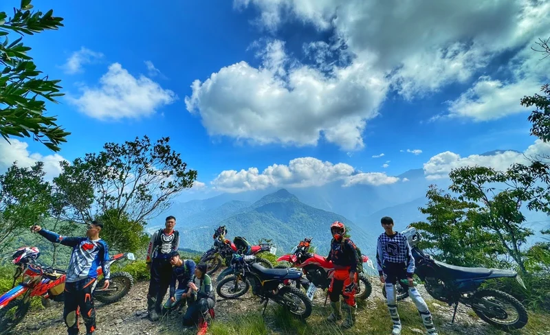 Two-day and two-night hiking experience at Nantou Qilai South Peak & Nanhua Mountain